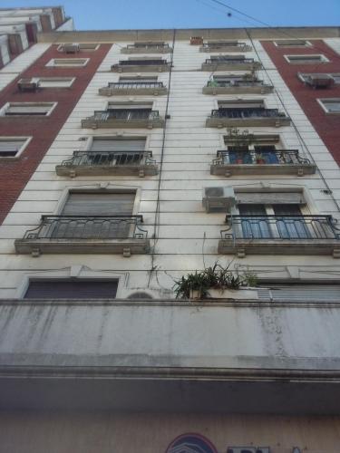 Un edificio alto con balcones a los lados. en Departamento de la calle 50, en La Plata