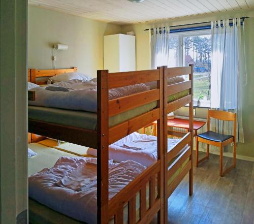 Ce dortoir comprend 2 lits superposés et une fenêtre. dans l'établissement Marsbäcken, à Västervik