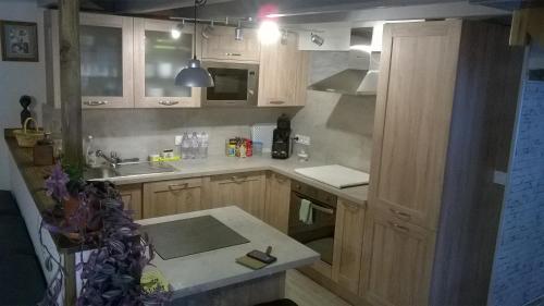 Kuchyň nebo kuchyňský kout v ubytování Chez Suzette & John