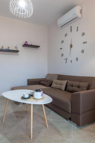 Χώρος καθιστικού στο John Apartments