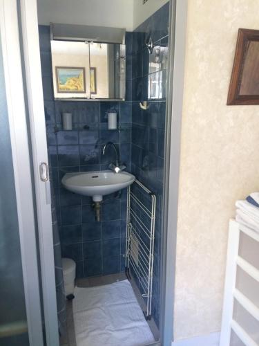 une salle de bain avec un lavabo et un miroir dans l'établissement 6 Rue Des Eglantines, à Saint-Malo