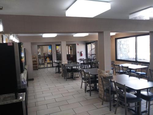 Restaurace v ubytování Quality Inn Middleburg Heights near Cleveland Airport