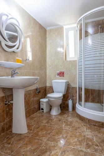 Ένα μπάνιο στο John Apartments