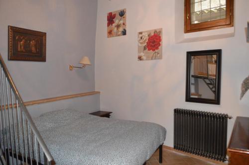 um quarto com uma cama e uma escada em Appartamento in Centro em Spoleto