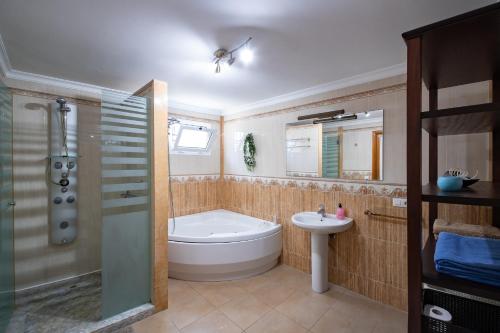 uma casa de banho com uma banheira, um WC e um lavatório. em ITY House em Playa Honda