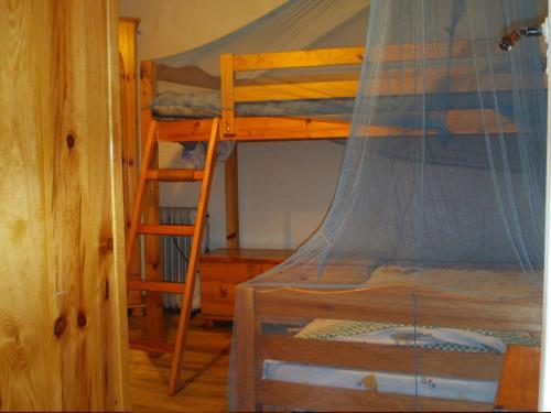 1 dormitorio con 2 literas y escalera en Mini-Hôtel de Camps en Camps-sur-lʼAgly