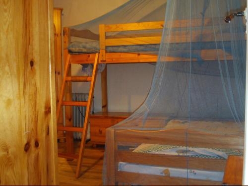 Bunk bed o mga bunk bed sa kuwarto sa Mini-Hôtel de Camps