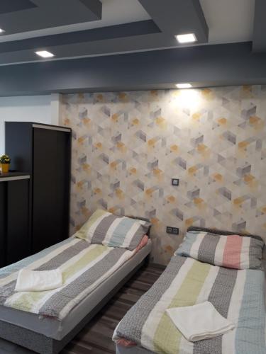 Tempat tidur dalam kamar di Belvárosi apartman
