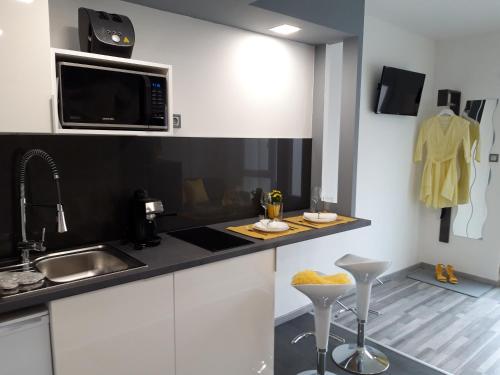 A kitchen or kitchenette at Belvárosi apartman