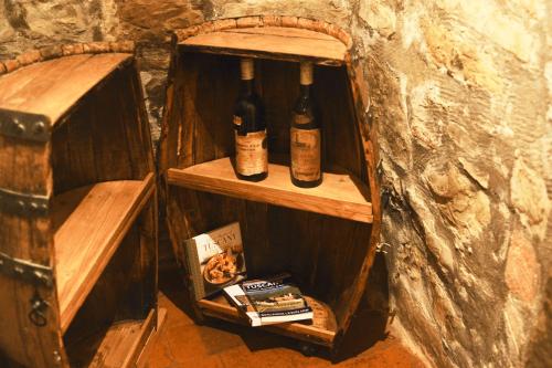 two bottles of wine in a wooden box at Il Papavero - Montefioralle Apartment in Greve in Chianti
