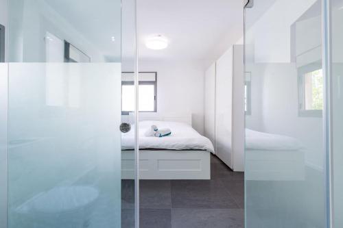 Ein Bett oder Betten in einem Zimmer der Unterkunft BnBIsrael apartments - Hakovchim Miroir