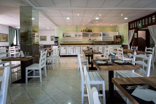 Hotel Marina tesisinde bir restoran veya yemek mekanı
