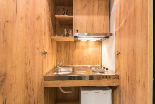 een kleine badkamer met een wastafel en een toilet bij Syntagma Luxury Living One “LL1” Apartments in Athene