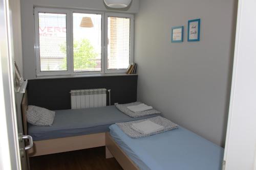 En eller flere senge i et værelse på Skopje Home 1