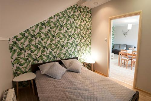 sypialnia z dużym łóżkiem i zieloną ścianą w obiekcie Winnica Sandomierska w mieście Dwikozy
