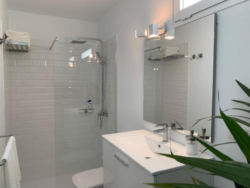 biała łazienka z umywalką i prysznicem w obiekcie Princesa Ico, cerca del mar w mieście San Bartolomé