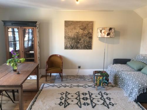 un salon avec une table et un canapé dans l'établissement Gîte de l'Écu, à La Roche-Guyon