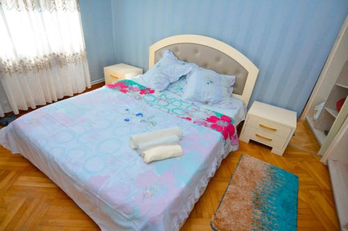a childs bedroom with a bed with blue and pink at vip ozurgeti in Ozurgetʼi