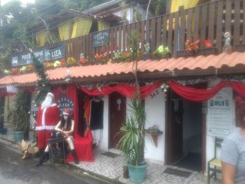 a store with two mannequins in front of it at Pousadinha da LIZA E HOSTEL in Mangaratiba