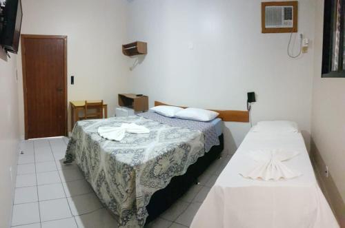 Un pat sau paturi într-o cameră la Hotel Águia
