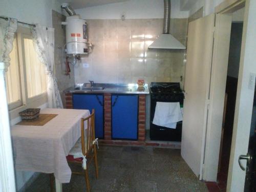 una pequeña cocina con mesa y fregadero en Tanti in 