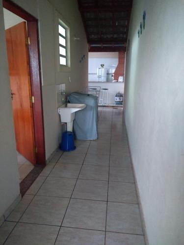 a hallway with a sink in a room at Recanto ferreira in Olímpia