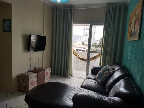 蒙加瓜的住宿－Apto Verde Água，客厅配有真皮沙发和电视