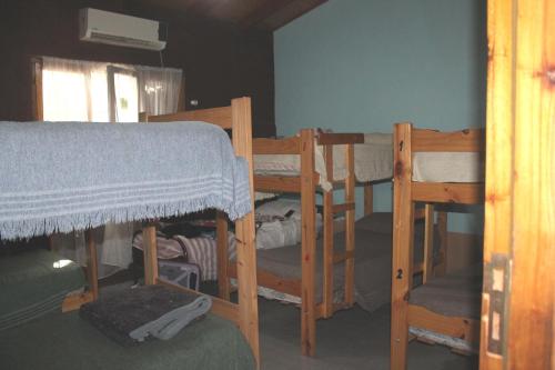 1 dormitorio con 2 literas y 2 sillas en Hostel Rogupani en San Rafael