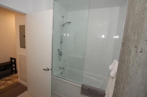 魁北克市的住宿－Condo "Imagine" - stationnement privé inclus，浴室里设有玻璃门淋浴