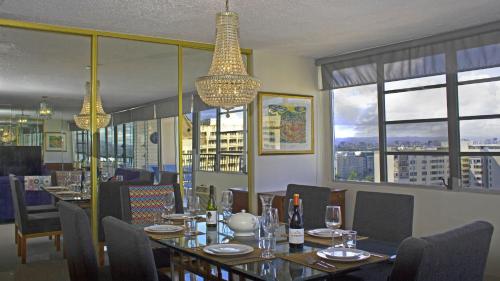 - une salle à manger avec une table, des chaises et des fenêtres dans l'établissement Top of La Mancha, à San Juan