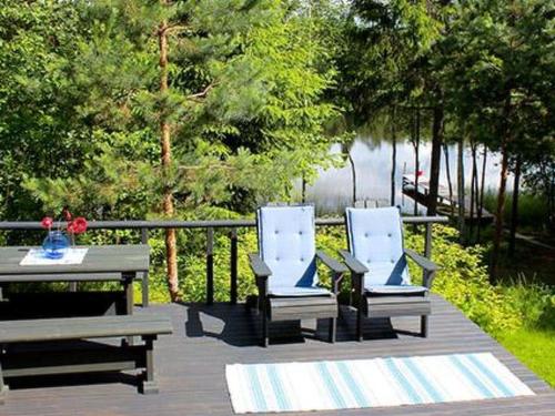 VesijakoにあるHoliday Home Lokki by Interhomeの湖の景色を望むデッキ(椅子2脚、テーブル1台付)