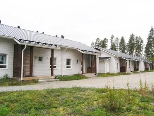 LahdenperäにあるHoliday Home 4 seasons a 1 by Interhomeの背景白い建物