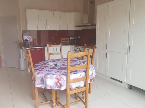 une cuisine avec une table, deux chaises, une table et une table dans l'établissement La Petite Vendeenne, à Brem-sur-Mer