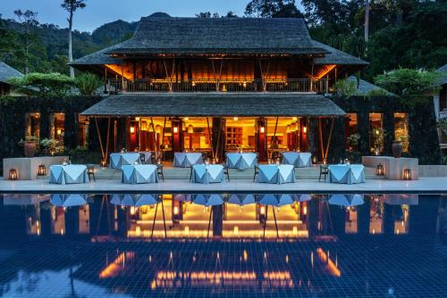 ein Resort mit einem Pool vor einem Gebäude in der Unterkunft The Datai Langkawi in Strand Teluk Datai