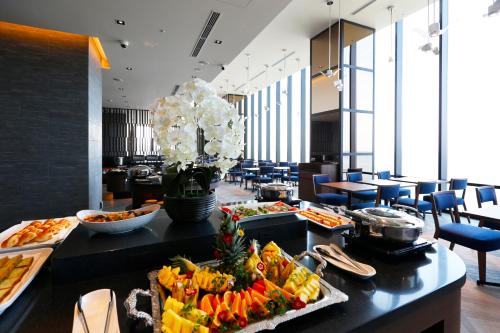 Un buffet de comida en una mesa en un restaurante. en Hotel Bay Gulls, en Tajiri