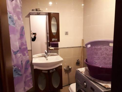 y baño con lavabo, aseo y espejo. en SAHIL 4 BULVAR MORE en Baku