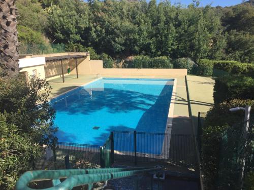 une grande piscine bleue dans une cour dans l'établissement T2 Mandelieu, vue exceptionnelle, à Mandelieu-la-Napoule