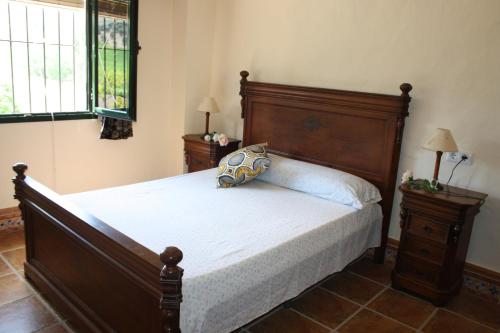 A bed or beds in a room at Casa Rural Asiento del Río
