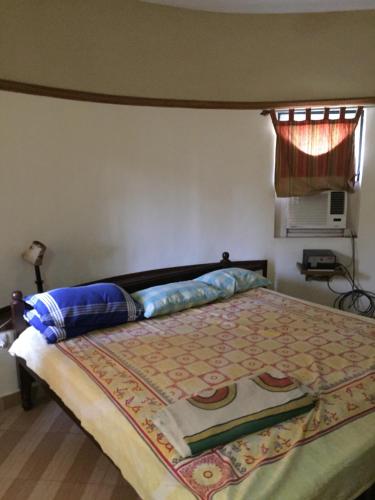 Un dormitorio con una cama con una manta. en Palymra Springs, en Chennai