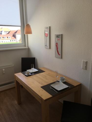 een houten tafel in een kamer met twee glazen erop bij Ferienwohnung Schleswig in Schleswig