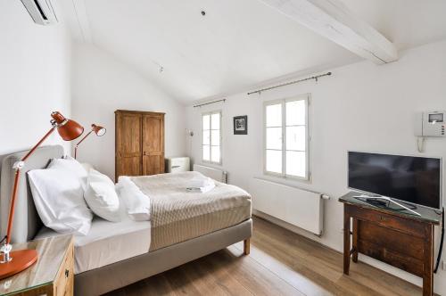 COZY QUIET STUDIO AT CHARLES BRIDGE