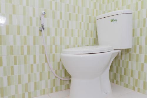 ห้องน้ำของ RedDoorz Plus @ Tuparev Cirebon 2