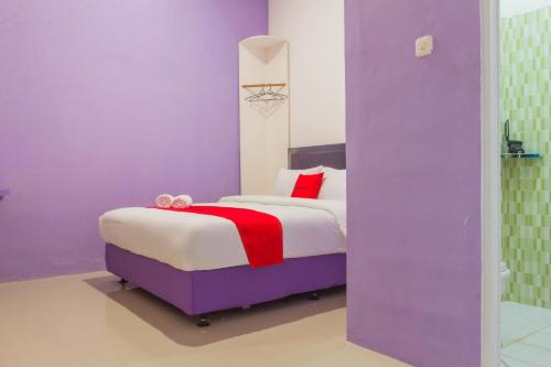 Tempat tidur dalam kamar di RedDoorz Plus @ Tuparev Cirebon 2