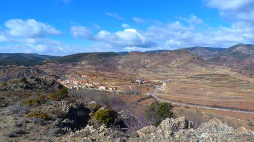 a view of a village in the mountains at Las mil y una noches in Tramacastilla