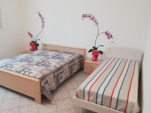 Posteľ alebo postele v izbe v ubytovaní AGLI OLEANDRI appartamento in villa con con parcheggio