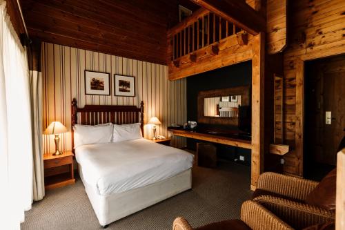 Tempat tidur dalam kamar di Chevin Country Park Hotel & Spa