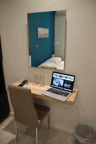 Una televisión o centro de entretenimiento en Sonia Hotel & Suites