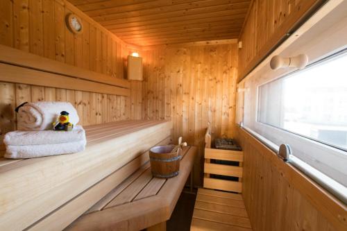 sauna z ławką w drewnianej kabinie w obiekcie Kompass w mieście Olpenitz