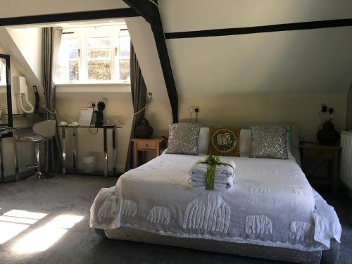 een slaapkamer met een groot wit bed in een kamer bij Cherrywood Lodge in Looe