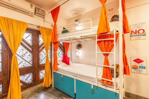 goSTOPS Varanasi tesisinde bir ranza yatağı veya ranza yatakları